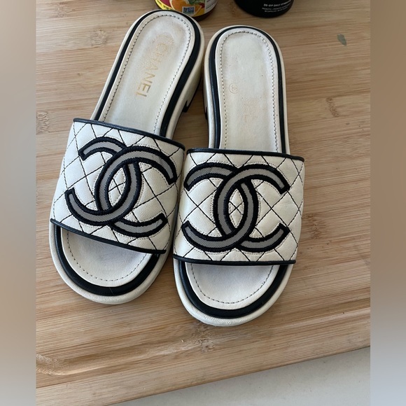 CHANEL Shoes - Chanel Interlocking CC Logo Leather Slides Sandals quilted